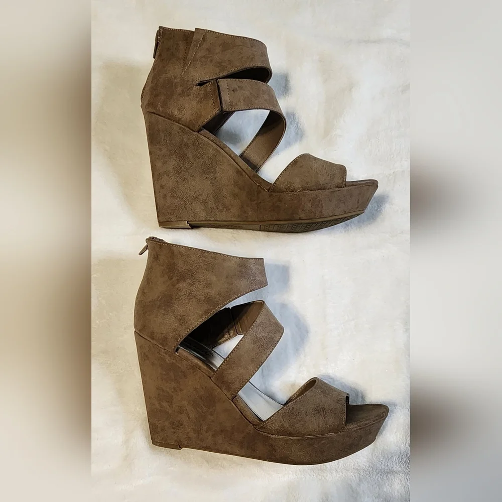 Unlisted by Kenneth Cole Day Dream Tan Wedge Sandals, EUC, Size 8.5 - Picture 3 of 8